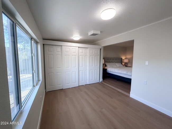 Building Photo - 1126 W Oxford Dr