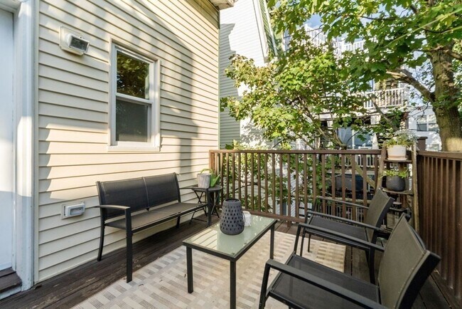 Building Photo - 511 E 5th St