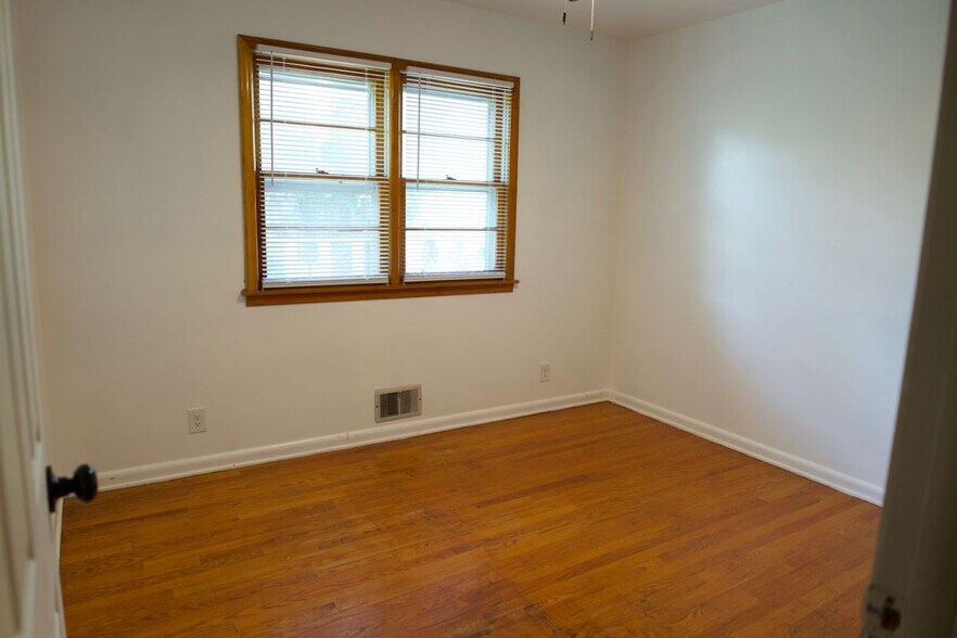 Building Photo - 1520 N 64 St