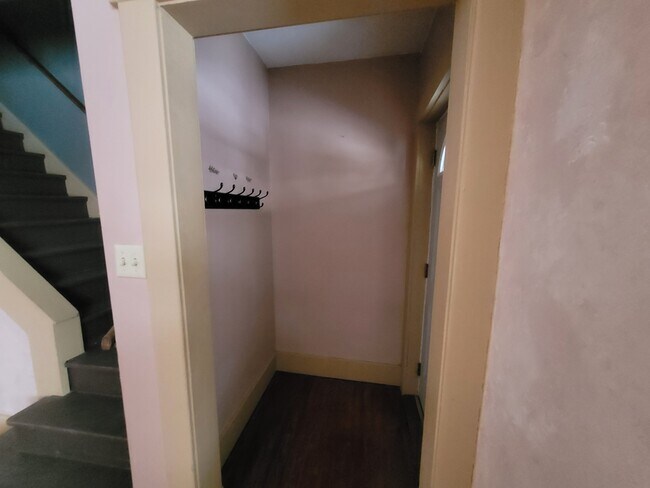 Building Photo - 857 Newton Ave