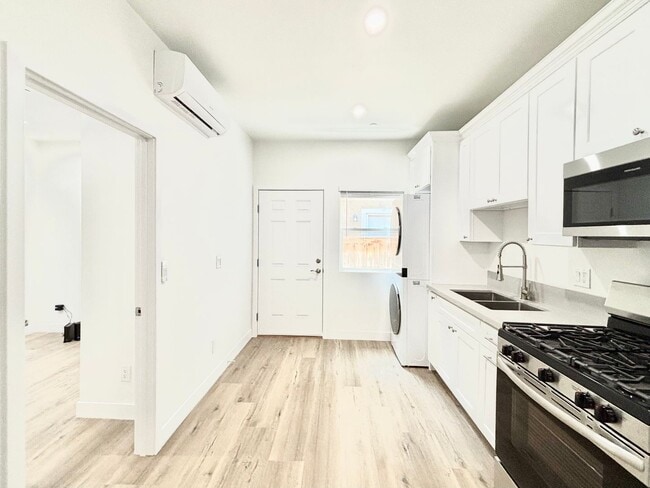 Primary Photo - 351H2 - Oxnard | 2 Bed 1 Bath | Newly Reno...