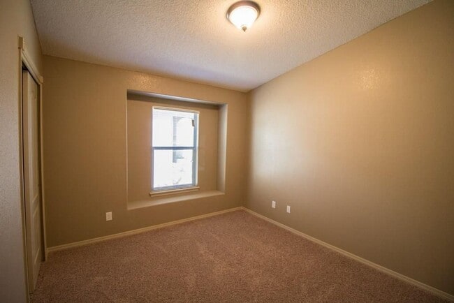 Building Photo - Amazing 3 bedroom 2 bath home in East El Paso!