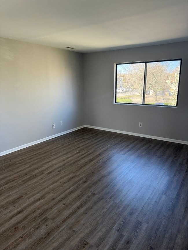 Building Photo - Newly renovated 1 Bedroom Apartment ready for move in!