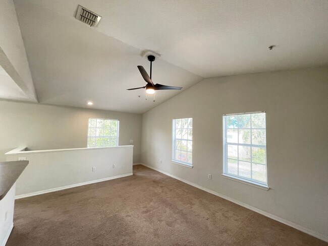Building Photo - 1 Bedroom / 1 Bath Condo in Gated Communit...