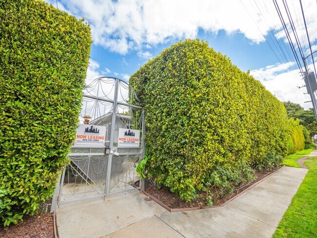 Building Photo - 4962 S Centinela Ave