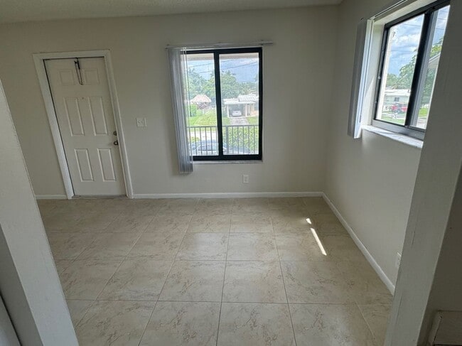 Building Photo - 1181 W River Dr