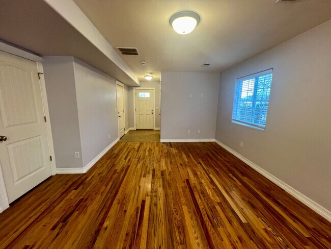 Building Photo - 3 Bedroom Townhome
