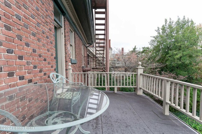 Building Photo - 1432 St James Ct
