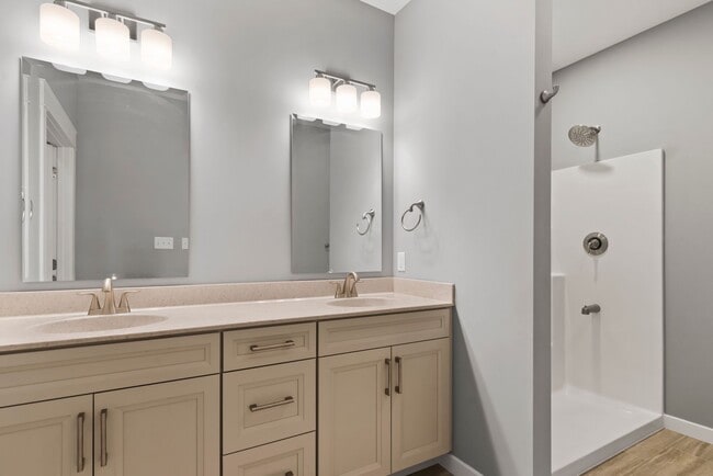 Building Photo - Luxury 3 Bed, 2.5 Bath - Townhome - AVAILABLE Nov. 17, 2025