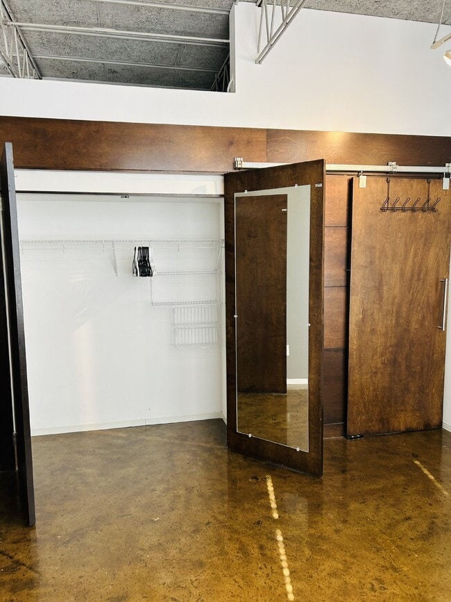 Building Photo - Downtown Living: 1 Bdrm/1 Bath Condo in Fulton Motor Lofts with reserved parking! Available Now!