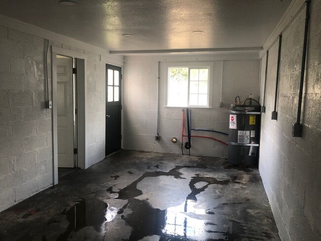 Building Photo - 3-Bedroom 1-Bath (A/C) Private Back Yard - Garage $1,875 (Albany)