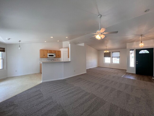 Building Photo - Quaint 3 Bedroom Fernley Home