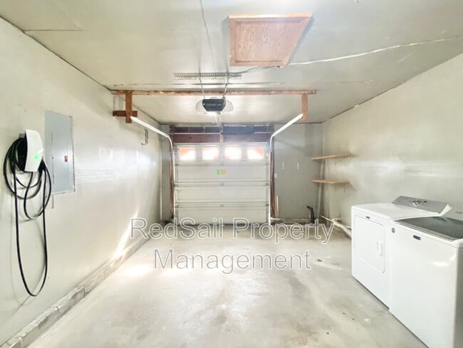 Building Photo - 14 S Lake Cir