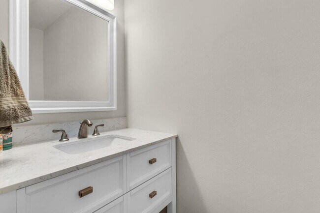 Building Photo - 112 Nebraska Ave NE