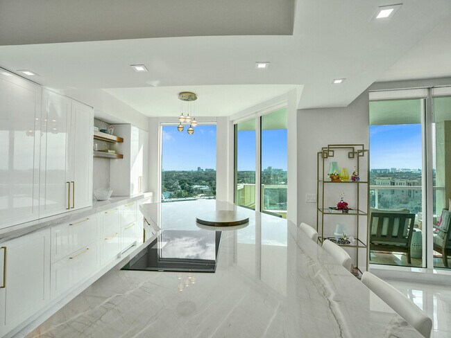 Building Photo - 411 N New River Dr E