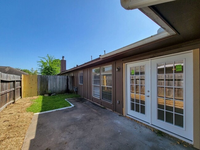 Building Photo - Three bedroom 2 full bath duplex style hom...
