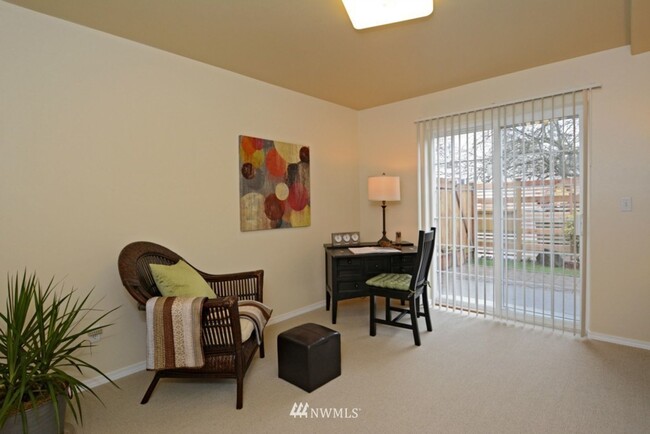 Building Photo - North Greenlake 3-bed 1.75-bath Town House