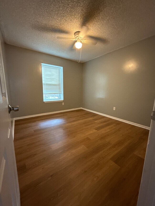Building Photo - 1594 Twin Oak Dr E