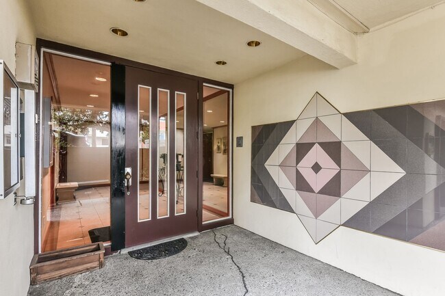 Building Photo - Light And Bright One Bedroom Condo In Oakl...