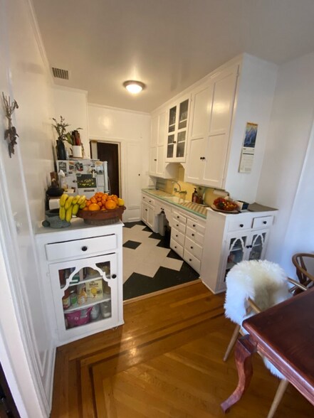 Building Photo - 425 N Sycamore Ave