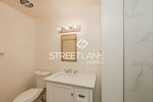 Building Photo - Spacious 4 bedroom home with a POOL in Pho...