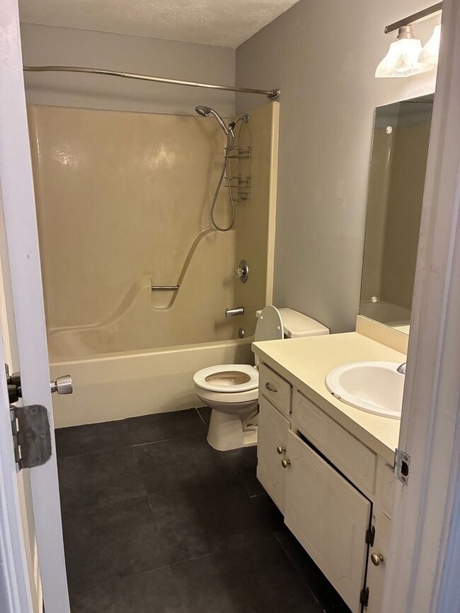 Building Photo - Comfortable West End Home