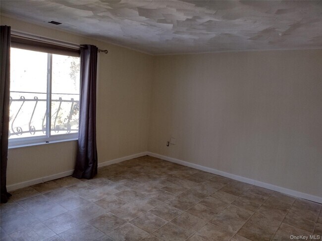 Building Photo - 396 Birchwood Rd