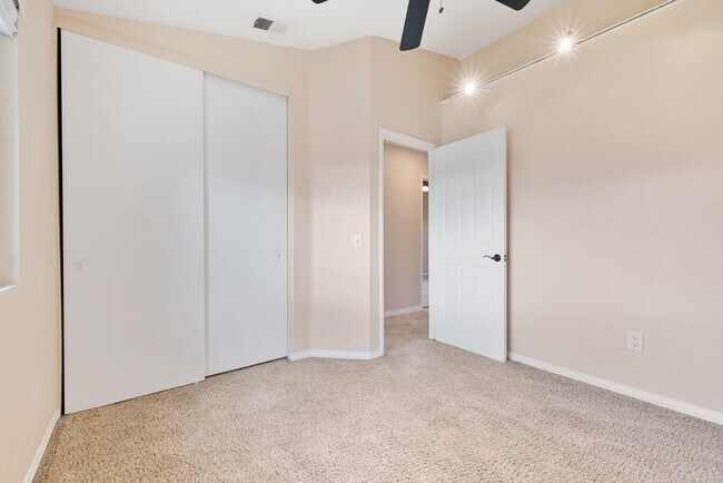 Building Photo - 44030 Mariposa Ct