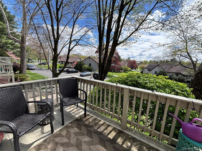 Building Photo - 10 Sycamore Dr