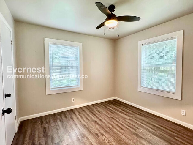 Building Photo - 3 Bed/1 Bath Home with Fenced Yard & Garage / Pet-Friendly / Coming Soon!