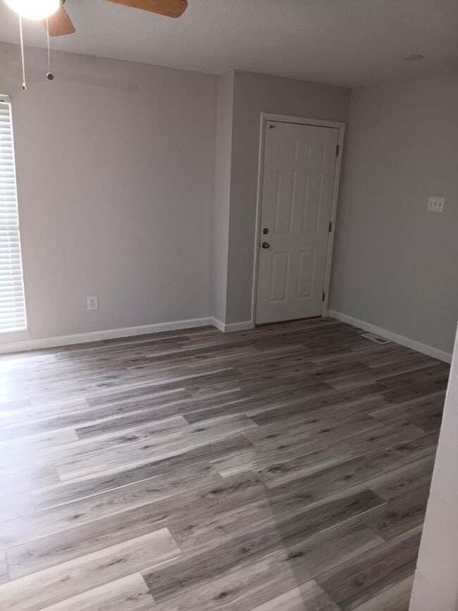 Entry to Living - 620 Graybridge E