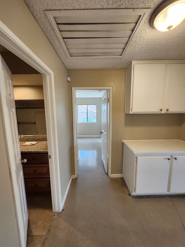 Building Photo - Charming Single-Story Home