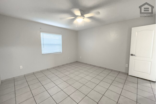 Building Photo - 1023