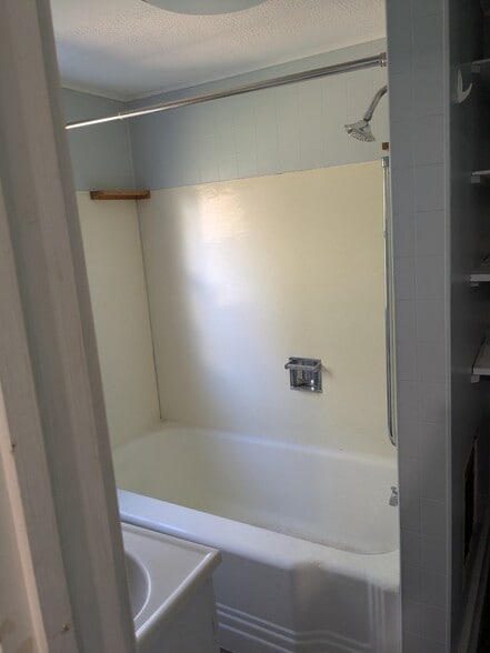 Upstairs bathroom - 307 Tusculum Blvd