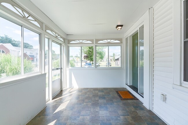 Building Photo - 118 Main St