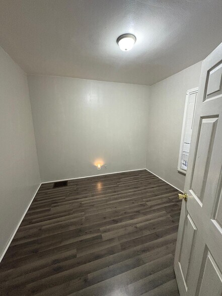 Building Photo - 526 Paine Ave