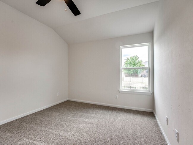 Building Photo - Luxury, Zero Maintenance Living in Edmond!