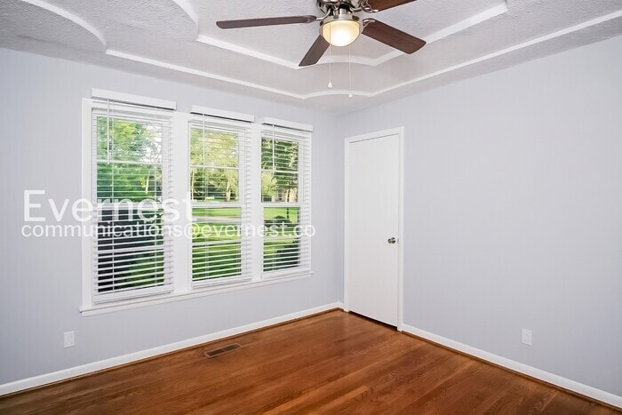 Building Photo - 4201 NW Kenwood Dr
