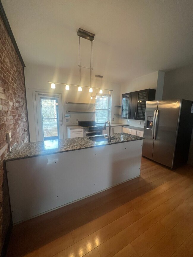 Building Photo - Stylish 2-bedroom modern townhome in the South Side Slopes