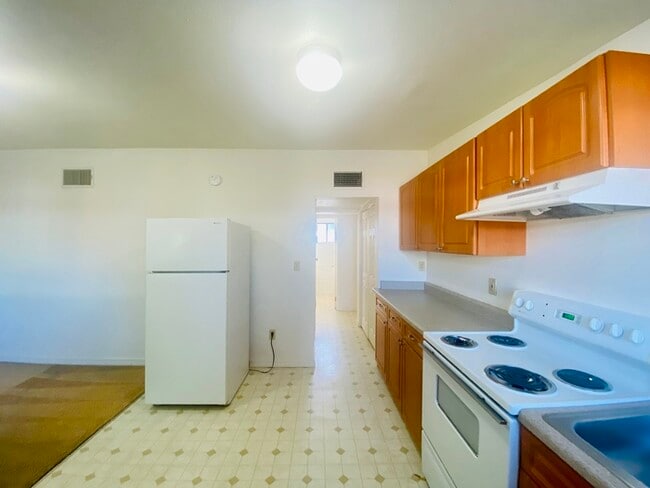 Building Photo - New Flooring! Spacious 1 Bedroom Available...
