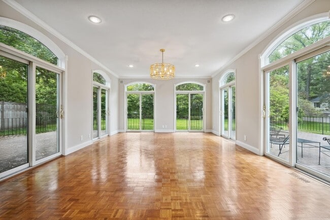 Building Photo - 5721 Londonderry Rd