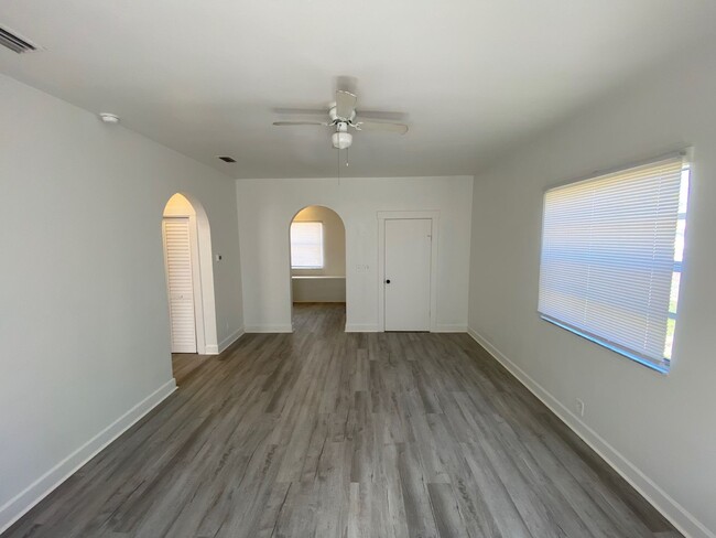 Building Photo - Lovely 3 bedroom in St. Pete