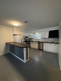 Building Photo - Large Renovated 1 Bedroom 1 Bath - SPECIAL...