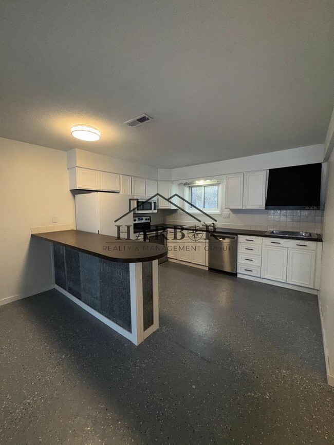 Primary Photo - Large Renovated 1 Bedroom 1 Bath - SPECIAL...