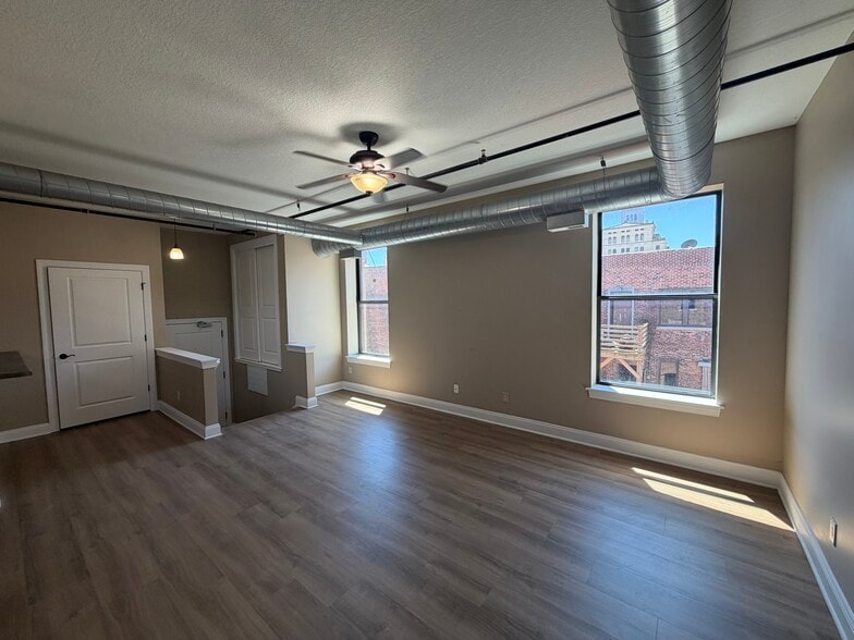 Building Photo - 400 N Main St