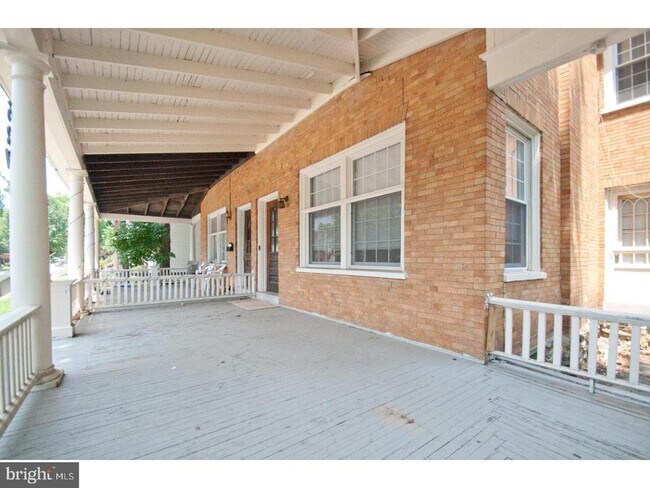 Building Photo - 527 S High St