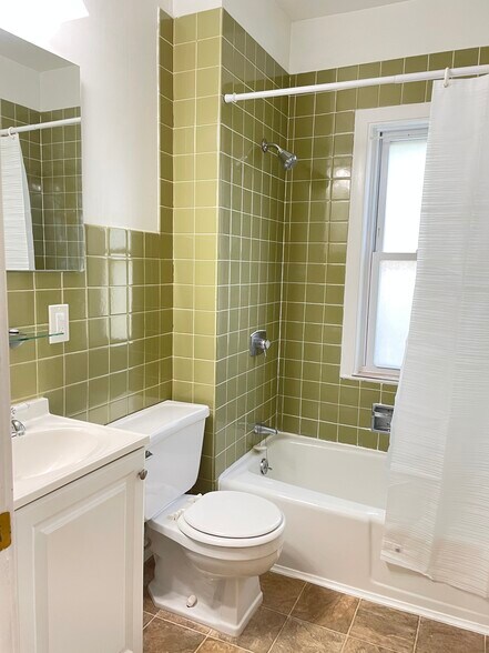 Bathroom - 637 Dix St