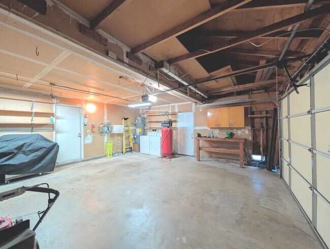 Building Photo - Gorgeous Single Family Home!