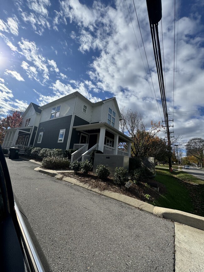 Building Photo - 509 Rosedale Ave
