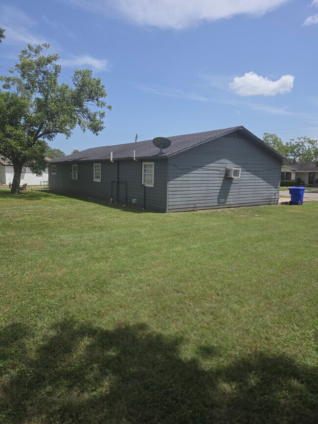 Building Photo - Yoakum - 503 B